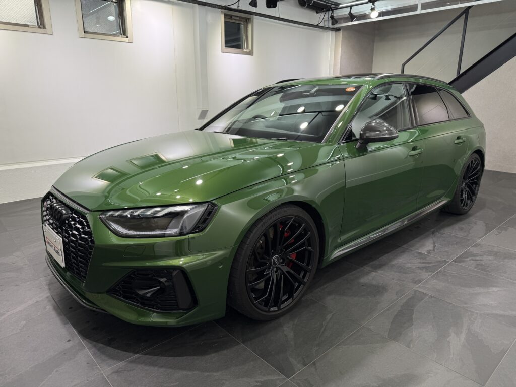 アグレッシブな走りの真髄と、日常の使い勝手を高い次元で両立した 2021年式 アウディ RS4 アバント 2.9 / 4WD が入庫しました。